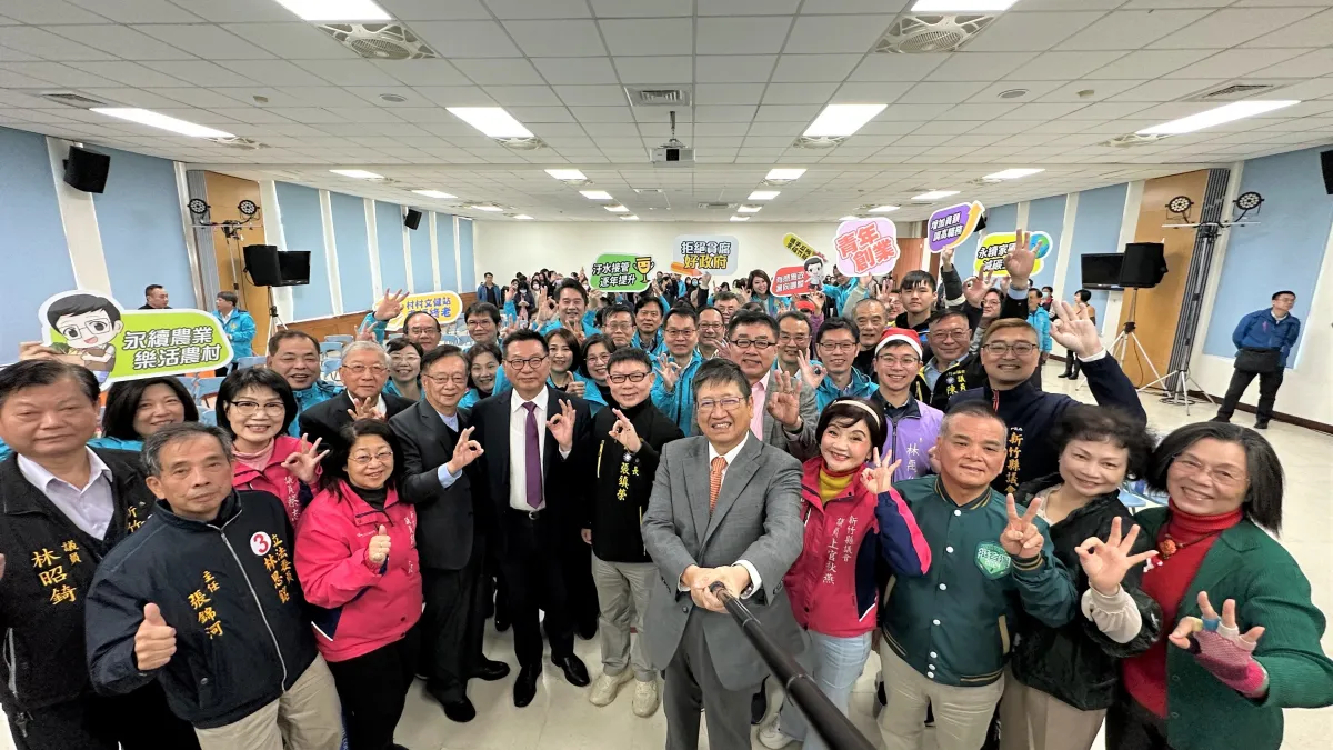 縣長楊文科和與會來賓及縣府團隊自拍合影。(圖/新竹縣政府)