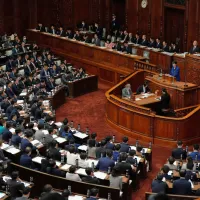 建設から90年を迎える国会議事堂が、立法機能の継続性確保を目的に初の本格耐震改修に踏み切り、2030年度着工、工期7~8年、事業費600~700億円規模の長期プロジェクトとなる。(写真/AP通信社提供) 建設から90年を迎える国会議事堂が、立法機能の継続性確保を目的に初の本格耐震改修に踏み切り、2030年度着工、工期7~8年、事業費600~700億円規模の長期プロジェクトとなる。(写真/AP通信社提供)