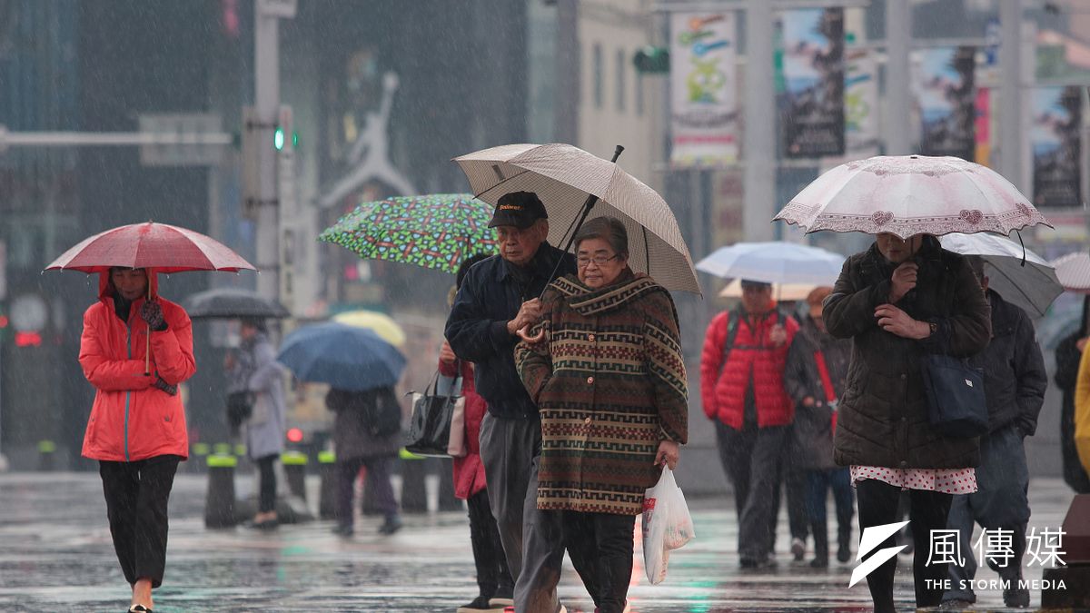 全台今(3)晨起又濕又冷!但年節在即,不少人天冷仍得出外採買。衛福部國健署提醒,若民眾天寒外出應添加衣物,建議以多層次穿著為主(例如洋蔥式穿法)。(顏麟宇攝) 全台今(3)晨起又濕又冷!但年節在即,不少人天冷仍得出外採買。衛福部國健署提醒,若民眾天寒外出應添加衣物,建議以多層次穿著為主(例如洋蔥式穿法)。(顏麟宇攝)