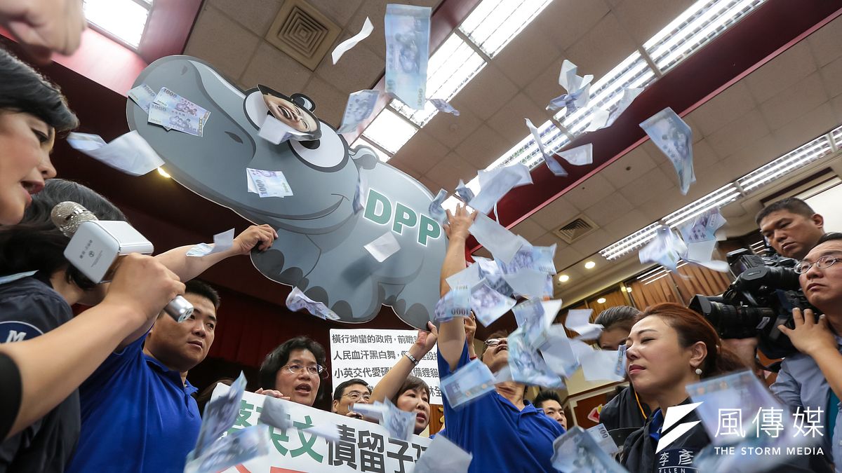 作者認為,利用政府預算的少量先期投入 ,帶動民間創新的引擎轉動,進而拉高整個產業的產值 ,這才是能夠讓台灣社會中蘊藏的創新能量釋放的方式。圖為國民黨立院黨團杯葛《前瞻基礎建設特別條例草案》。(資料照,顏麟宇攝) 作者認為,利用政府預算的少量先期投入 ,帶動民間創新的引擎轉動,進而拉高整個產業的產值 ,這才是能夠讓台灣社會中蘊藏的創新能量釋放的方式。圖為國民黨立院黨團杯葛《前瞻基礎建設特別條例草案》。(資料照,顏麟宇攝)