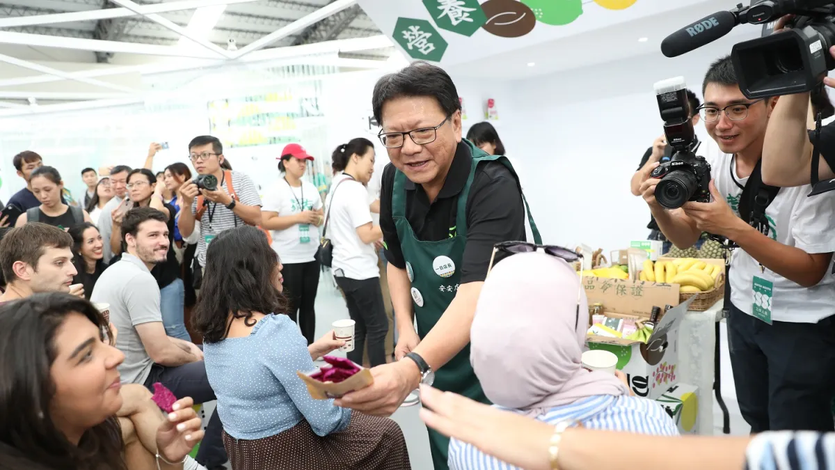 台灣設計展日前正式開幕,縣長潘孟安(中)擔任一日店長。(圖/屏東縣政府提供)