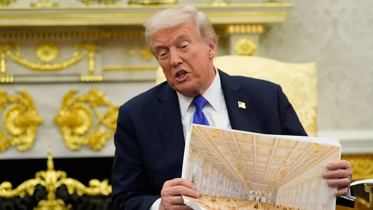 2025年10月22日、米国大統領ドナルド・トランプ氏がNATO事務総長マーク・ルッツェル氏と会見した際、新ホワイトハウス宴会ホールのイメージ図を手に持つ。(AP) 2025年10月22日、米国大統領ドナルド・トランプ氏がNATO事務総長マーク・ルッツェル氏と会見した際、新ホワイトハウス宴会ホールのイメージ図を手に持つ。(AP)