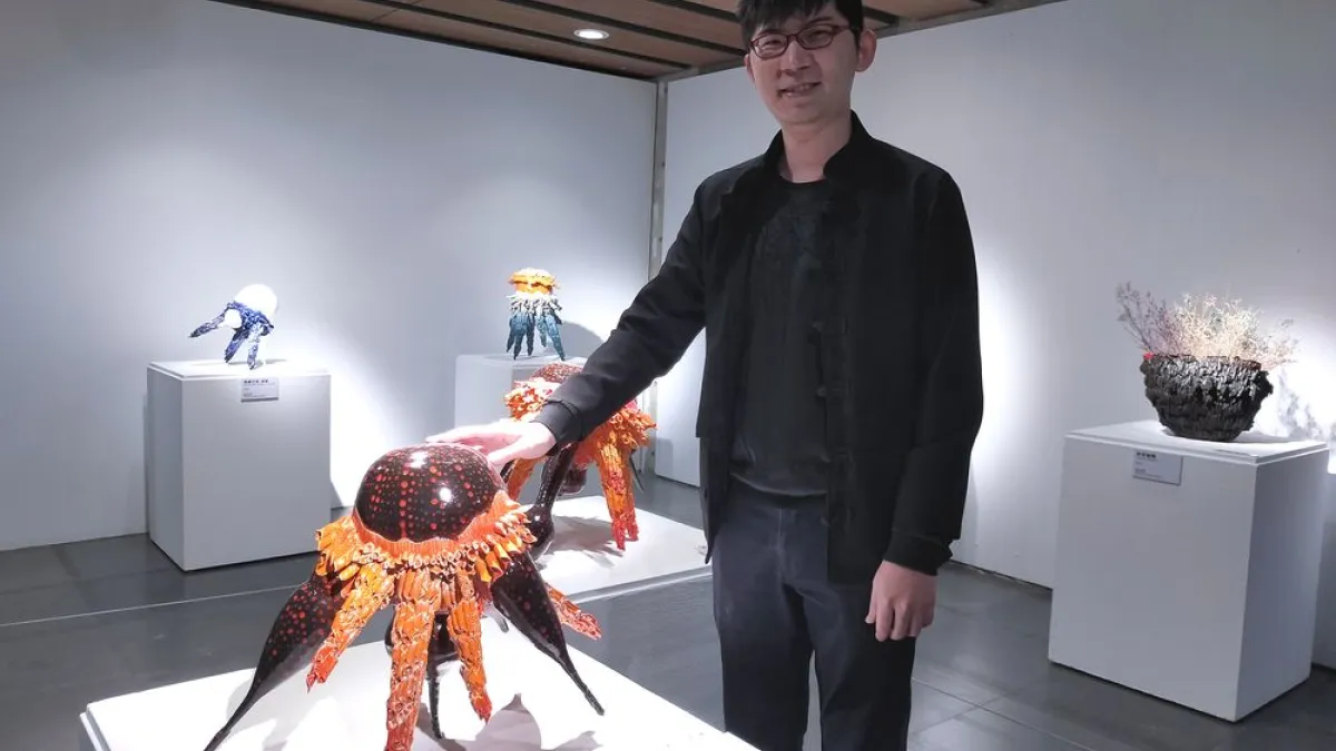 「花解構‧花在微觀下的生命創造-曾祥軒陶藝展」展期至1月24日。(圖/新北市鶯歌陶瓷博物館提供)