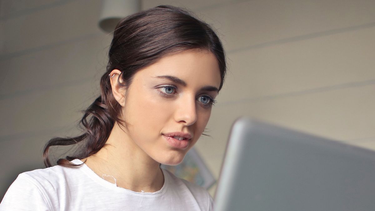 你也是盯屏族嗎?不論是工作模式或者追劇模式一啟動,總是會忘了時間流逝。(Photo by bruce mars from Pexels) 你也是盯屏族嗎?不論是工作模式或者追劇模式一啟動,總是會忘了時間流逝。(Photo by bruce mars from Pexels)