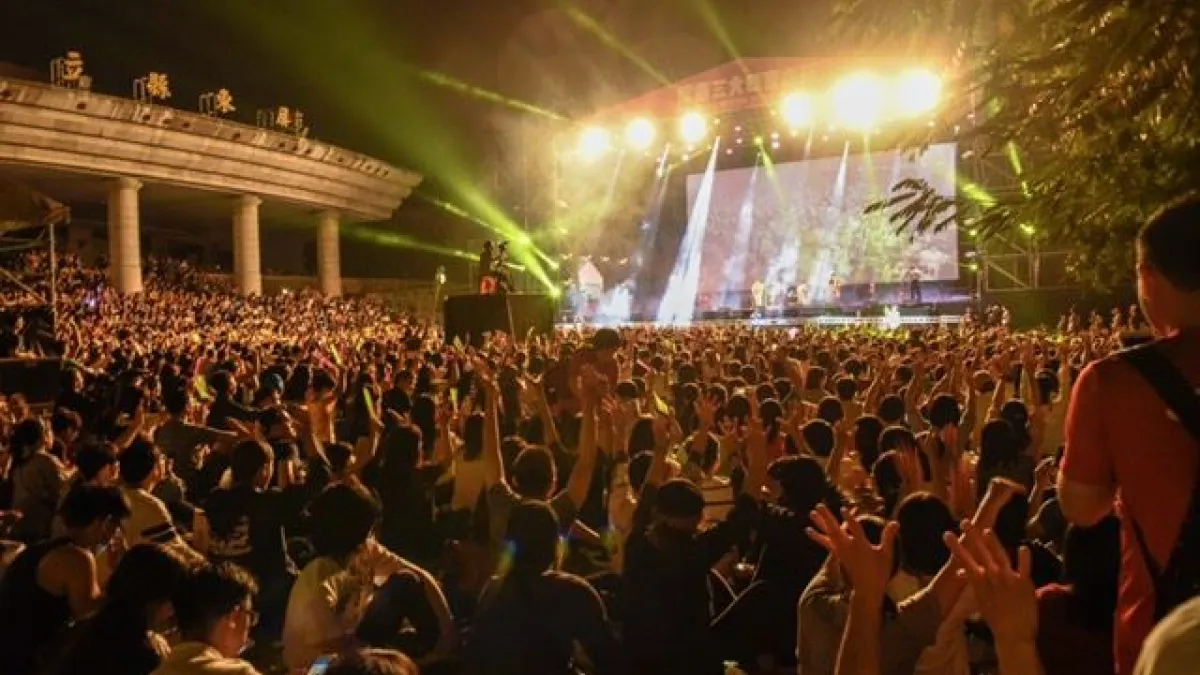 屏東三大日音樂節4月15日達到最高潮,亞洲創作女神陳綺貞壓軸演出,屏東縣立體育館前廣場及週邊仁愛路擠爆人潮。(圖/屏東縣政府提供)