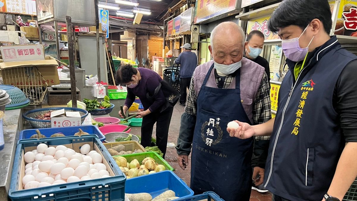 台中市府經發局主動派員到市場訪查蛋價。(圖/台中市政府) 台中市府經發局主動派員到市場訪查蛋價。(圖/台中市政府)