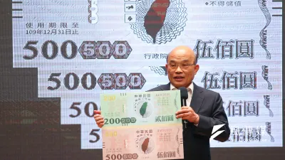 振興政策初衷本就是要鼓勵民眾消費,並且試圖活絡已經相當低迷的國內經濟。但是蔡政府利用這種模糊的政策論述,以及弔詭的數字遊戲,讓民眾霧裏看花,反而使得多數民眾對這樣的政策感到疑惑甚至畏懼,導致人民更不願意去增加消費。圖為行政院長蘇貞昌2日出席「振興券方案記者會 」。(資料照,顏麟宇攝)