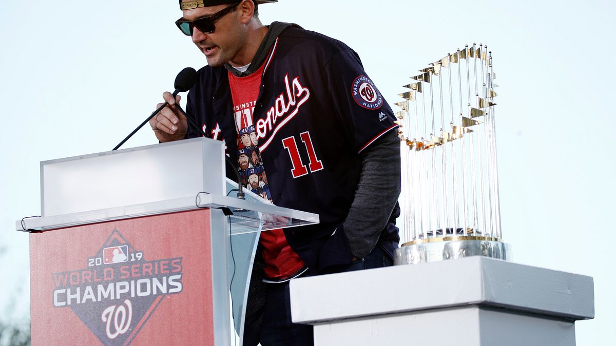 國民老將席默曼在封王遊行致詞時向球迷感性告白。 (美聯社) 國民老將席默曼在封王遊行致詞時向球迷感性告白。 (美聯社)