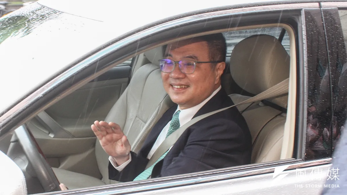 民進黨前主席卓榮泰(見圖)今(20)日下午交接後,在蔡英文在內的多位黨內高層歡送下,偕前秘書長羅文嘉一起離開黨中央。(蔡親傑攝)