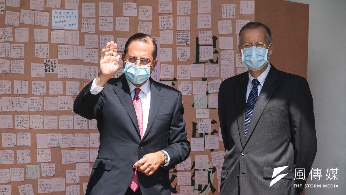 美國衛生部長艾薩(Alex Azar)(左)至前總統李登輝追思會場弔唁,右為AIT處長酈英傑。(蔡親傑攝) 美國衛生部長艾薩(Alex Azar)(左)至前總統李登輝追思會場弔唁,右為AIT處長酈英傑。(蔡親傑攝)