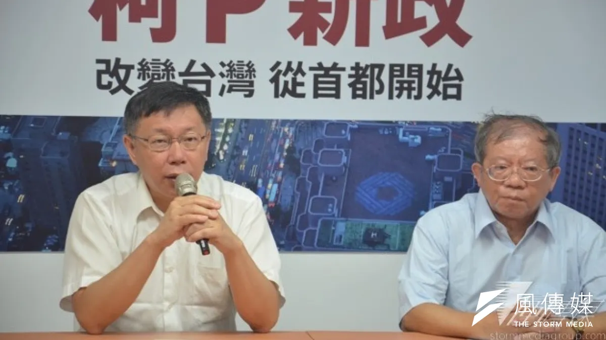 台北市長參選人柯文哲今(31)日推出柯P新政第11支影片,將推廣落實家庭醫師制度,中華民國基層醫療協會理事長劉家正(右)也出席。(杜兆倫攝)