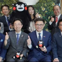 立法委員の頼瑞隆氏と許智傑氏は、訪日2日目の日程として熊本県を訪問し、木村敬知事を表敬した。その後、複数の主要半導体サプライチェーン企業と交流した。(写真/頼瑞隆事務所提供) 立法委員の頼瑞隆氏と許智傑氏は、訪日2日目の日程として熊本県を訪問し、木村敬知事を表敬した。その後、複数の主要半導体サプライチェーン企業と交流した。(写真/頼瑞隆事務所提供)