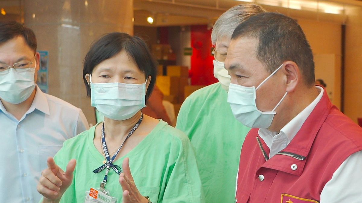 新北市長侯友宜表示,「真的很感謝專業醫療團隊的進駐,檢疫中心一定能給民眾最好的照顧」,市府盡力減輕醫院醫療量能的負擔,請民眾放心。(圖/新北市新聞局提供) 新北市長侯友宜表示,「真的很感謝專業醫療團隊的進駐,檢疫中心一定能給民眾最好的照顧」,市府盡力減輕醫院醫療量能的負擔,請民眾放心。(圖/新北市新聞局提供)
