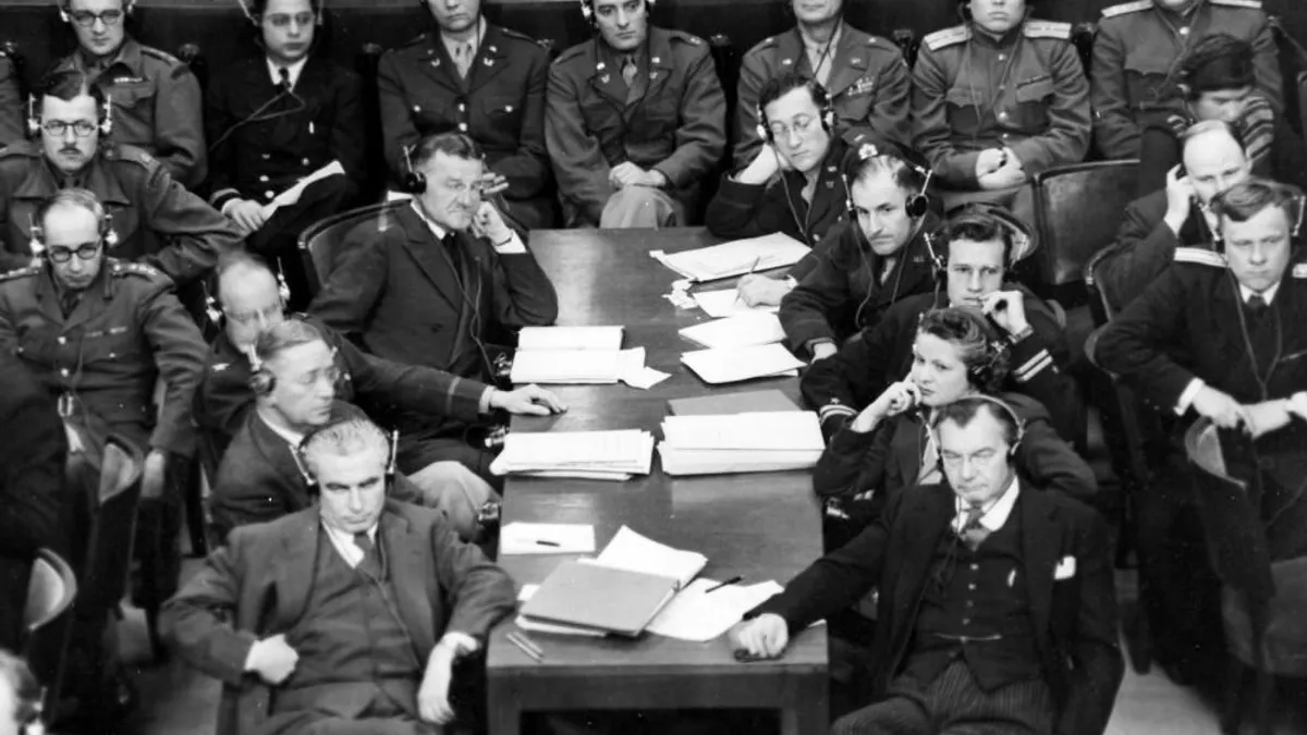 美國前大法官傑克森(Robert H. Jackson,右前一)被「借調」前往歐洲擔任盟國起訴納粹德國戰爭罪犯的首席檢察官,圖為紐倫堡大審起訴席。(取自roberthjackson.org)