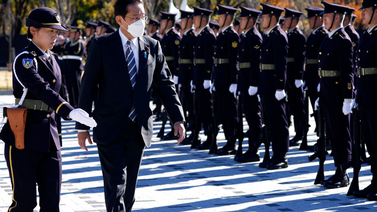 2021年11月27日,日本首相岸田文雄視察陸上自衛隊。(美聯社) 2021年11月27日,日本首相岸田文雄視察陸上自衛隊。(美聯社)