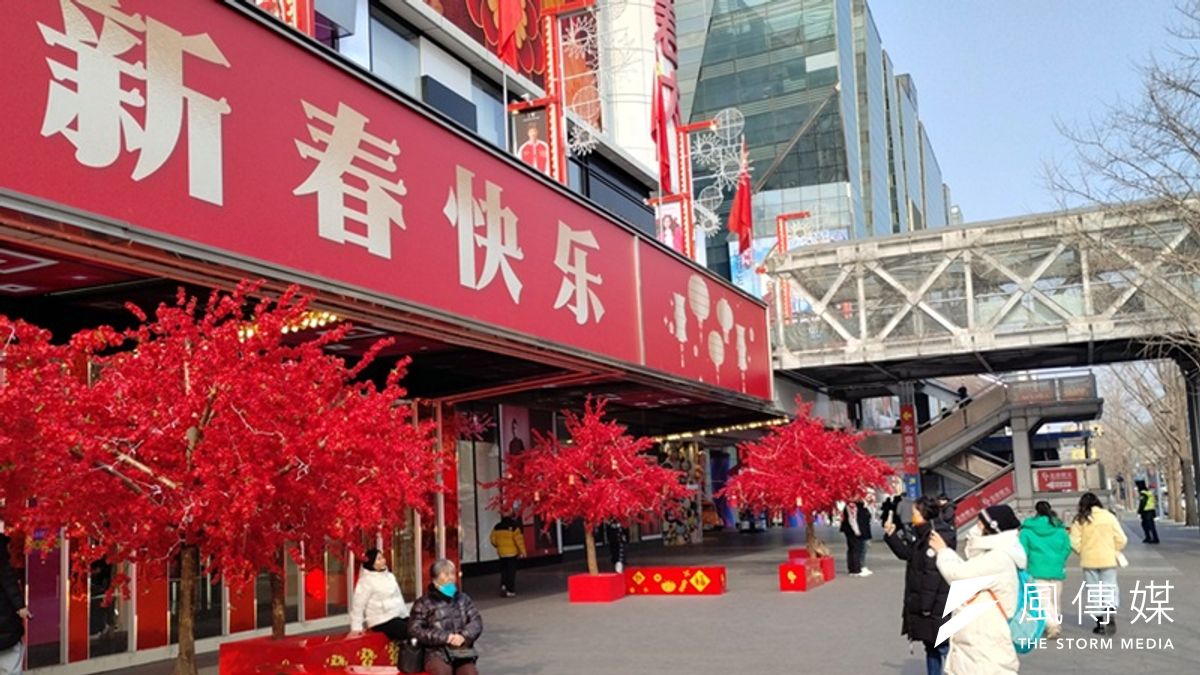 這是北京西單大悅城,有遊客在正門處拍照。曾經年輕人的聚集地之一的西單大悅城,也開始門可羅雀。(田暢攝) 這是北京西單大悅城,有遊客在正門處拍照。曾經年輕人的聚集地之一的西單大悅城,也開始門可羅雀。(田暢攝)