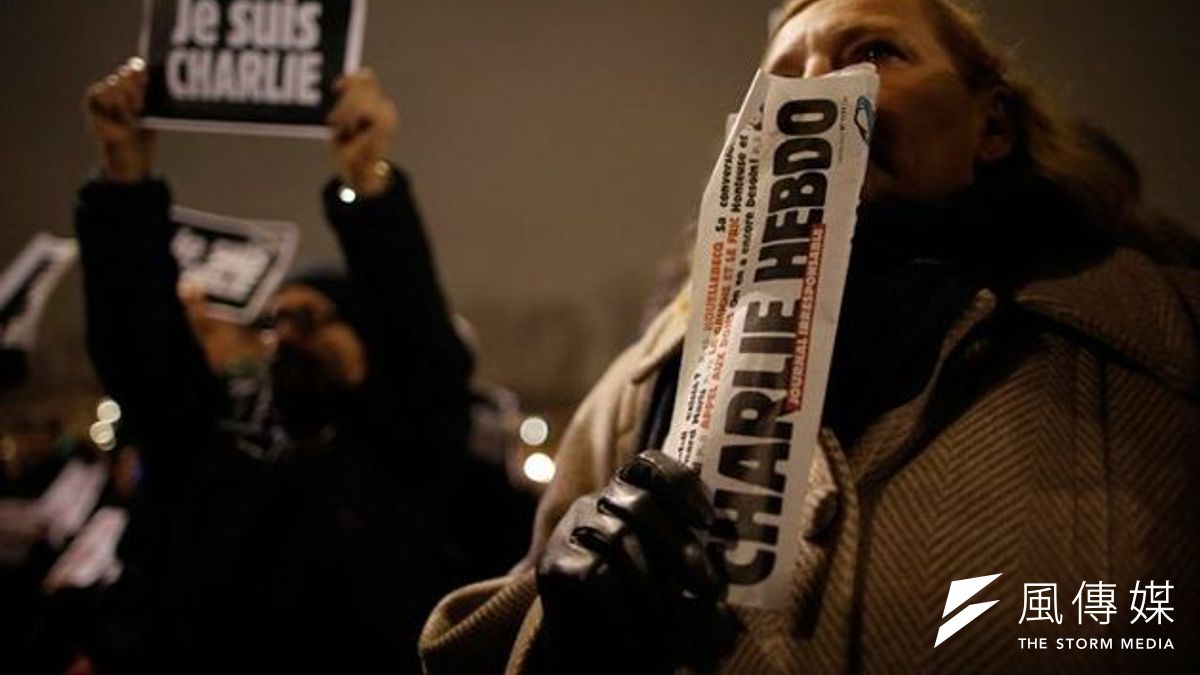 (法國巴黎,諷刺漫畫雜誌《查理週刊(Charlie Hebdo)》總部遭武裝分子襲擊,7日晚間,數萬巴黎市民自發前往共和廣場悼念死難者,譴責暴力行徑。/騰訊大家網/CFP供圖) (法國巴黎,諷刺漫畫雜誌《查理週刊(Charlie Hebdo)》總部遭武裝分子襲擊,7日晚間,數萬巴黎市民自發前往共和廣場悼念死難者,譴責暴力行徑。/騰訊大家網/CFP供圖)