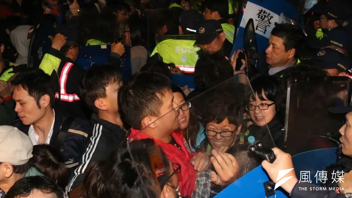 警方出動大批人力,首先淨空行政院與警政署後北平東路。(吳逸驊攝)