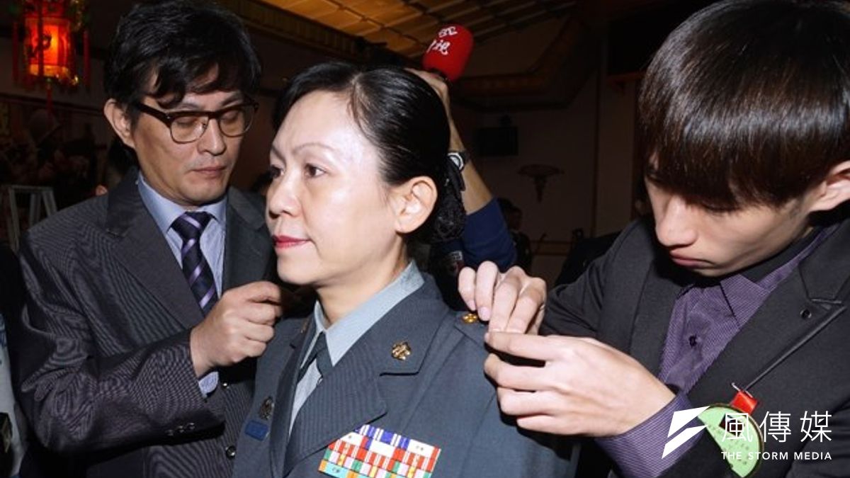 馬總統在將官晉升典禮致詢表示,特別就提女性投入國軍,不管在體能與專業表現,絲毫不輸給男性官兵。(蘇仲泓攝) 馬總統在將官晉升典禮致詢表示,特別就提女性投入國軍,不管在體能與專業表現,絲毫不輸給男性官兵。(蘇仲泓攝)