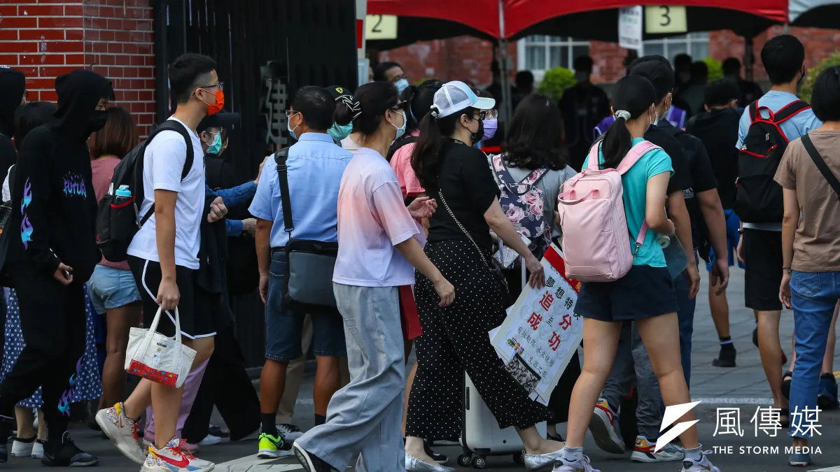 台北市某國中便服日,卻有女學生下半身穿太短被主任狠酸。(示意圖/顏麟宇攝)