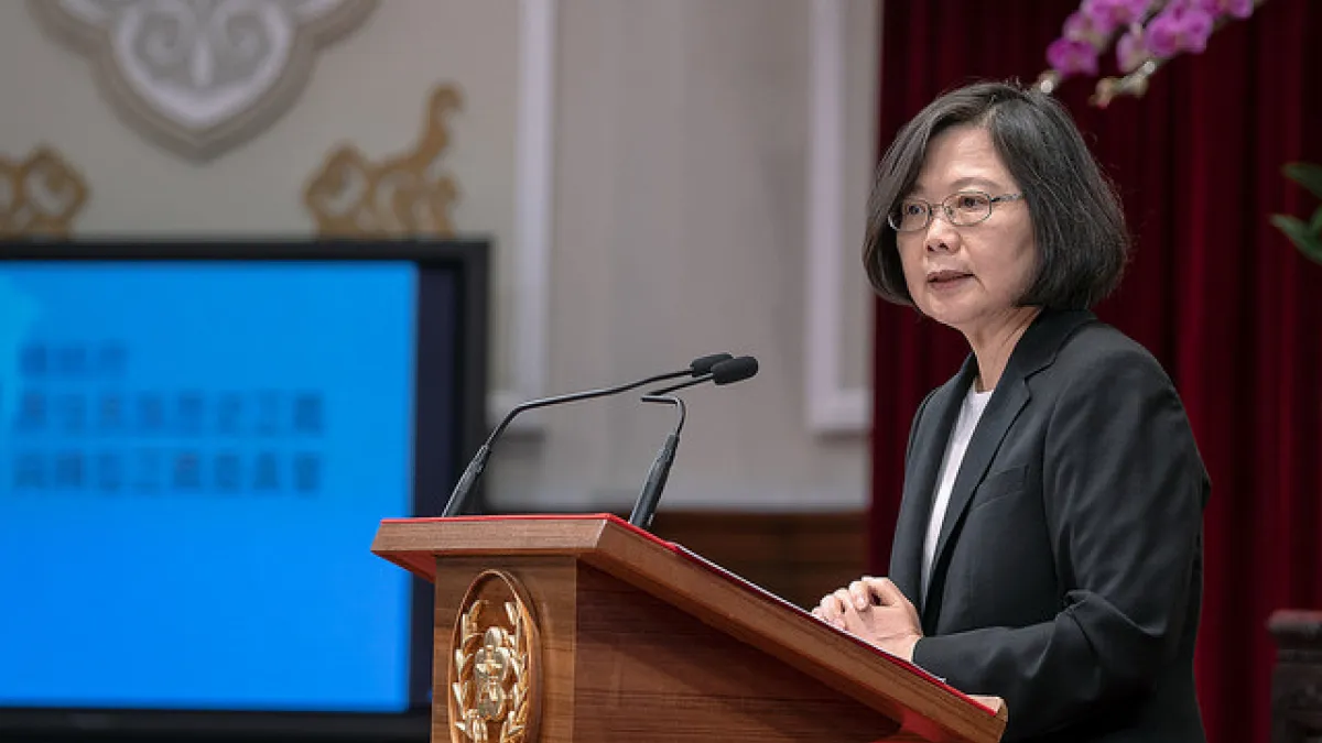 作者認為,執政黨已然漠視民意,選舉是對執政黨的期中考,如果這些完全違背民意的作法可以贏得選戰,那麼執政黨勢必會使用更多類似的作法來維繫政權。(資料照,總統府提供)