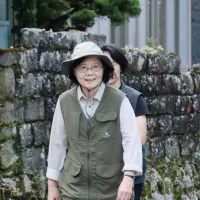 台湾の蔡英文前総統は今年4月、米国在台協会(AIT)のレイモンド・グリーン(谷立言)処長と登山をともにした。蔡氏は、台米関係は登山のように、双方が困難をともに乗り越え、山頂を目指す堅固なパートナーシップだと表現した。(写真/蔡英文氏のFacebookより) 台湾の蔡英文前総統は今年4月、米国在台協会(AIT)のレイモンド・グリーン(谷立言)処長と登山をともにした。蔡氏は、台米関係は登山のように、双方が困難をともに乗り越え、山頂を目指す堅固なパートナーシップだと表現した。(写真/蔡英文氏のFacebookより)