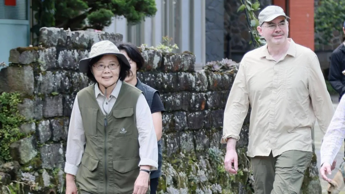 蔡英文曾於今年4月與AIT處長谷立言相約登山。蔡英文形容台美關係就像爬山,是我們雙方共同克服困難、攀登山頂的堅實夥伴關係。(取自蔡英文臉書)