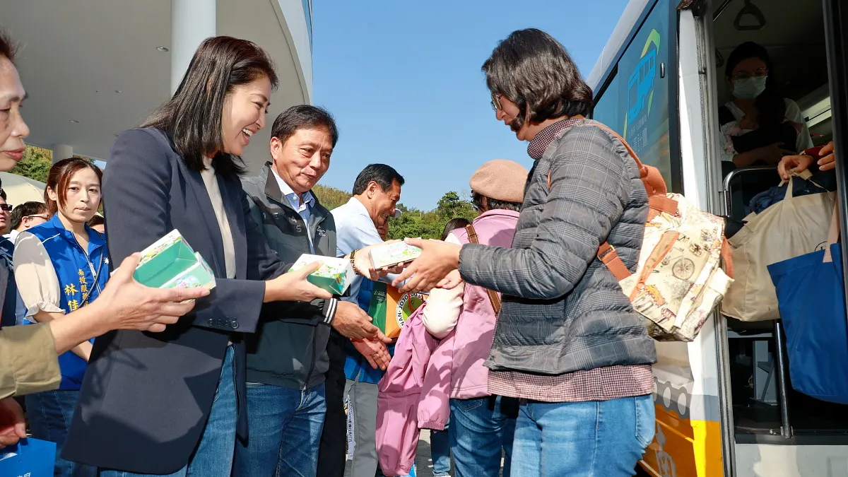 南投縣長許淑華在九九峰動物樂園主持「台灣好行北港溪線通車試乘儀式」,並為該動物園造型站牌揭幕。(圖/南投縣政府)