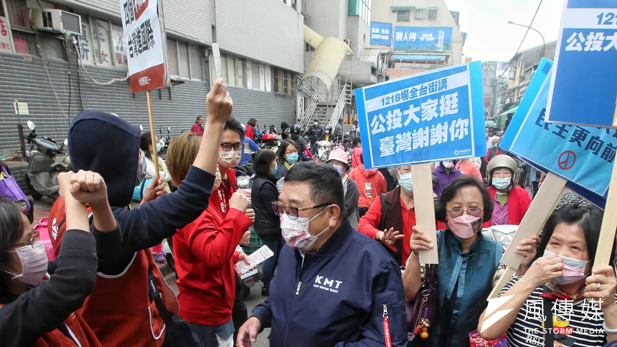 同意公投陣營(右)與不同意公投陣營(左)在市場宣傳時短兵相接。(資料照,柯承惠攝)