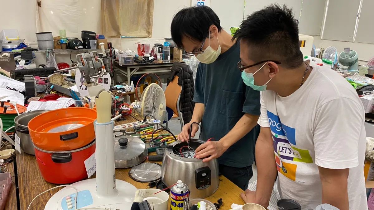 台中市府環保局家電診所透過維修師傅駐點服務簡易維修及互動,教導民眾排除家電的簡易故障問題,省下荷包。(圖/台中市政府)