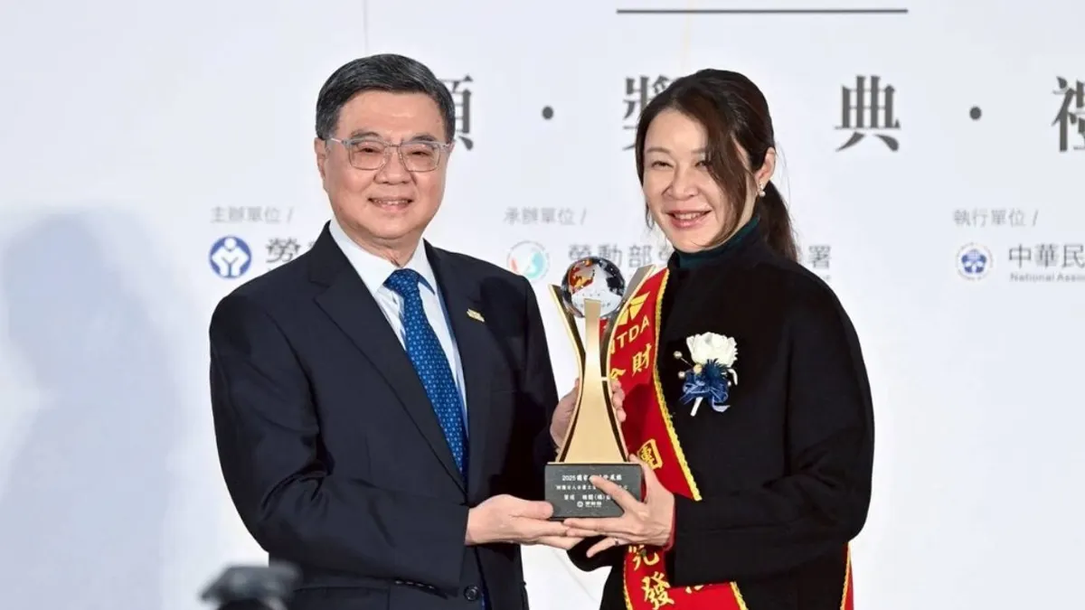 行政院院長卓榮泰親自頒獎,由金屬中心董事長劉嘉茹代表受獎。(圖/金屬中心提供) 行政院院長卓榮泰親自頒獎,由金屬中心董事長劉嘉茹代表受獎。(圖/金屬中心提供)