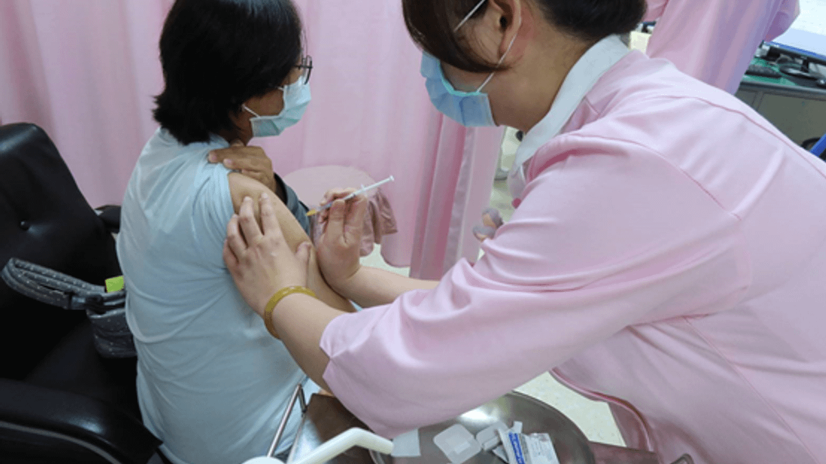6月26日起孕婦經婦產科醫師徵詢評估後為可施打對象,即可於原產檢醫院接種疫苗。(圖/高雄市衛生局提供) 6月26日起孕婦經婦產科醫師徵詢評估後為可施打對象,即可於原產檢醫院接種疫苗。(圖/高雄市衛生局提供)