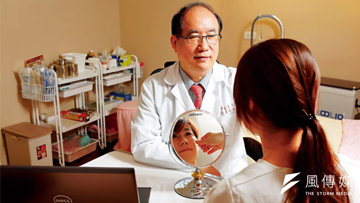 過去吳奕叡想把皮膚科醫師父親吳英俊個人品牌擴大為 企業品牌卻不被看好,如今終做出超越上一代的亮眼成績。 過去吳奕叡想把皮膚科醫師父親吳英俊個人品牌擴大為 企業品牌卻不被看好,如今終做出超越上一代的亮眼成績。