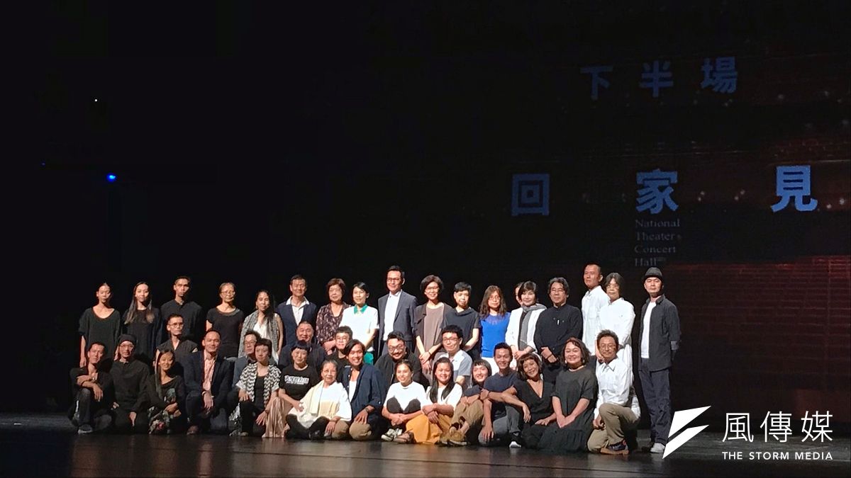 國家兩廳院今(22)日攜手下半年度將演出的主辦節目團隊共同宣告「中場休息結束」。(吳尚軒攝) 國家兩廳院今(22)日攜手下半年度將演出的主辦節目團隊共同宣告「中場休息結束」。(吳尚軒攝)