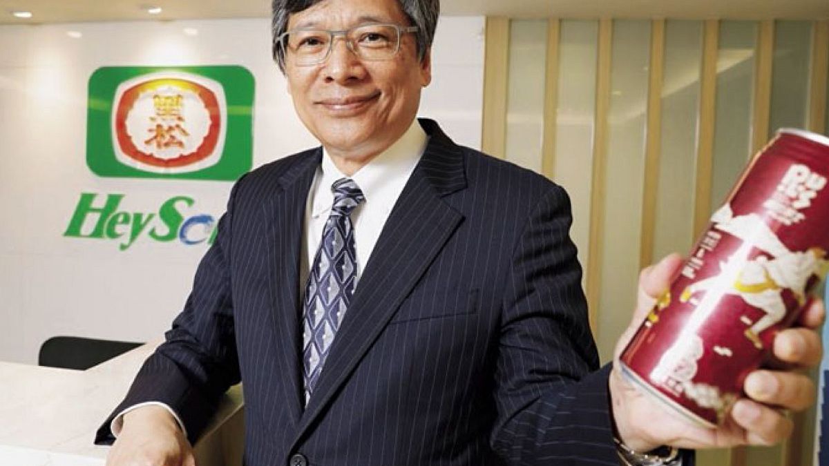 黑松董事長張斌堂秀出聯名款啤酒花口味沙士,便是他「退一步」放手給行銷團隊,所做出的跨界產品。(攝影/陳宗怡) 黑松董事長張斌堂秀出聯名款啤酒花口味沙士,便是他「退一步」放手給行銷團隊,所做出的跨界產品。(攝影/陳宗怡)