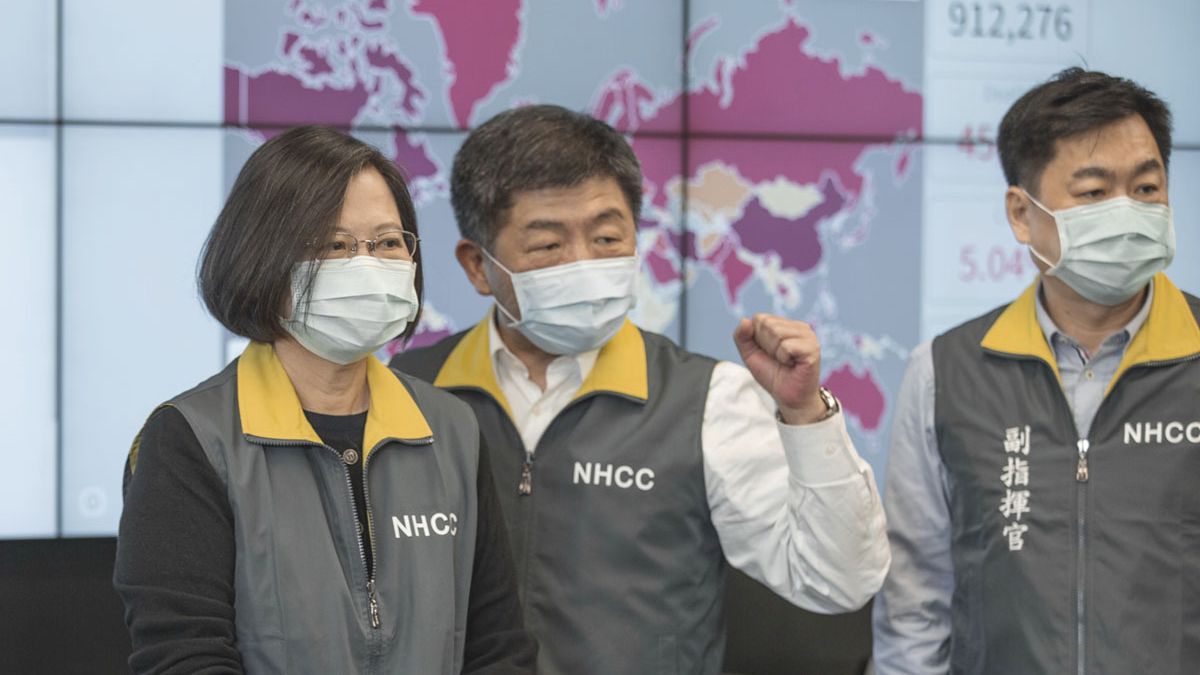 本土疫情未歇,國民黨青年部公布臉書大數據,結果顯示總統蔡英文(左)和衛福部長陳時中(中)「憤怒比」都呈現上升的趨勢。(資料照,總統府提供) 本土疫情未歇,國民黨青年部公布臉書大數據,結果顯示總統蔡英文(左)和衛福部長陳時中(中)「憤怒比」都呈現上升的趨勢。(資料照,總統府提供)