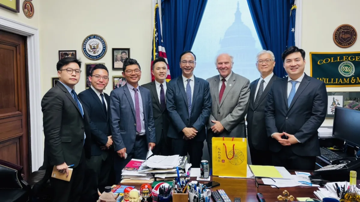 國民黨主席朱立倫於美東時間7日下午赴美國眾議院,與美國國會「台灣連線」共同主席夏波(Steve Chabot, R-OH)等5位眾議員會面。(國民黨提供)