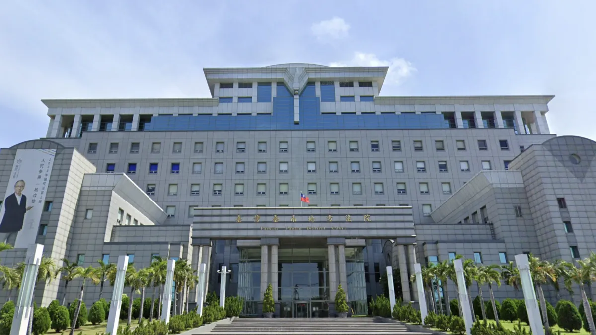 台南一名蔡姓大貨車司機於2024年5月凌晨,趁岳父住院期間潛入岳母住所,對熟睡中的岳母伸出狼爪,性侵得逞。全案經法院審理後,台南地方法院依《刑法》侵入住宅強制性交罪,判處蔡男有期徒刑7年2月。(取自google地圖)