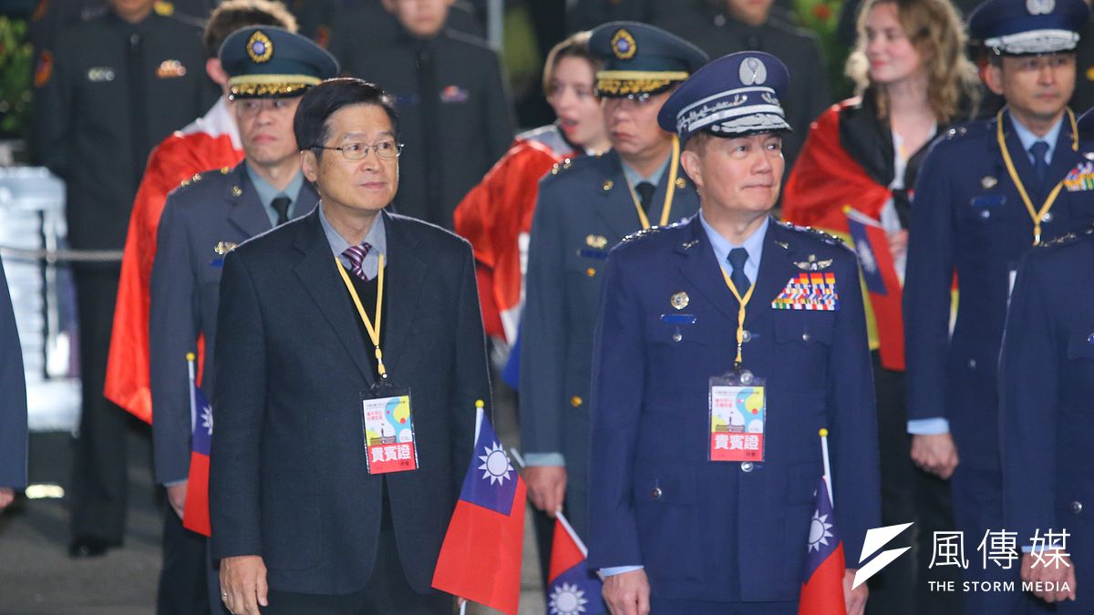 參謀總長沈一鳴2日因所搭乘的黑鷹直升機失事因公殉職,總統蔡英文指示,國軍各單位即日起降半旗3天。圖為沈一鳴(右)與國防部長嚴德發(左)1日出席元旦升旗典禮,。(台北市攝影記者聯誼會提供) 參謀總長沈一鳴2日因所搭乘的黑鷹直升機失事因公殉職,總統蔡英文指示,國軍各單位即日起降半旗3天。圖為沈一鳴(右)與國防部長嚴德發(左)1日出席元旦升旗典禮,。(台北市攝影記者聯誼會提供)