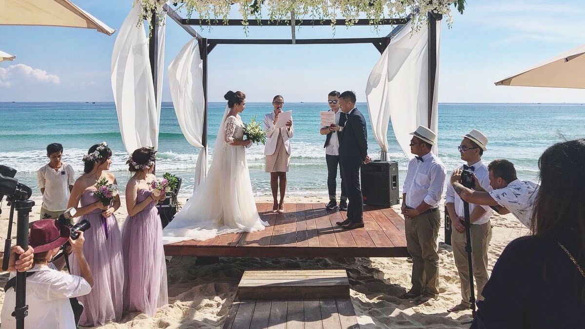 在異鄉的島嶼,與心愛的人舉辦唯美浪漫的婚禮,想必是許多女孩心中的夢想!(圖/焦家卉提供) 在異鄉的島嶼,與心愛的人舉辦唯美浪漫的婚禮,想必是許多女孩心中的夢想!(圖/焦家卉提供)