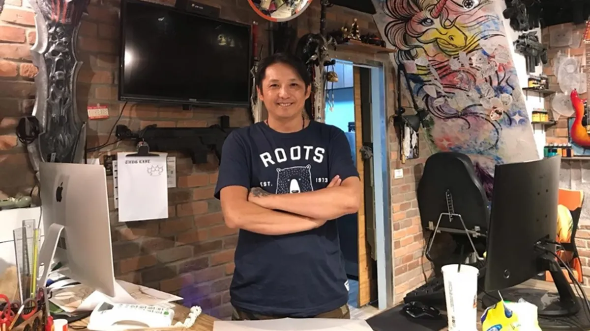 從樂團吉他手到成為一名刺青師,人生的偶然,讓從小的乖乖牌陳憲澤走入了曾以為與自己「格格不入」的刺青之路...(圖/喀報提供 何浚捷攝) 從樂團吉他手到成為一名刺青師,人生的偶然,讓從小的乖乖牌陳憲澤走入了曾以為與自己「格格不入」的刺青之路...(圖/喀報提供 何浚捷攝)