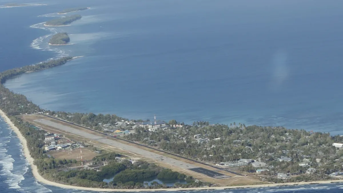 2011年10月13日。吐瓦魯首都富納富提(Funafuti)的空拍圖。(AP)
