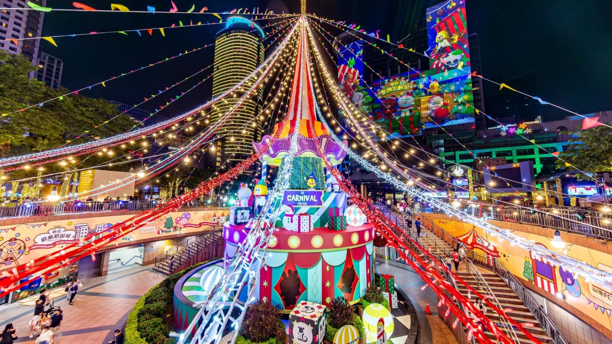 新北耶誕城周邊交通今年維持以捷運為主要建議方式,板南線與環狀線皆可直達主燈區,而站前廣場、萬坪公園與府中廣場均位於步行可達距離。(圖/取自新北市中和區公所粉專)