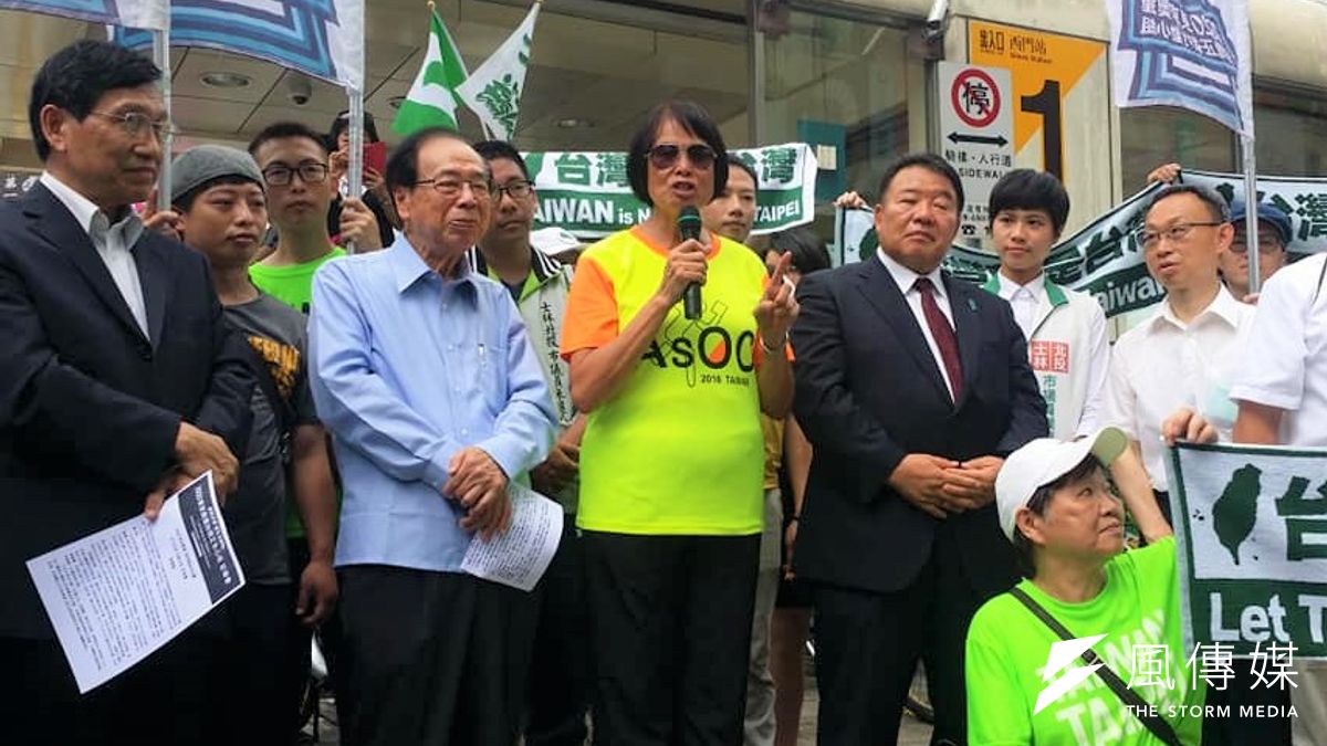 前奧運選手紀政(持麥克風者)曾有6項世界紀錄以台灣名義創下,她呼籲大家支持連署東京奧運台灣正名。(曾詩婷攝) 前奧運選手紀政(持麥克風者)曾有6項世界紀錄以台灣名義創下,她呼籲大家支持連署東京奧運台灣正名。(曾詩婷攝)