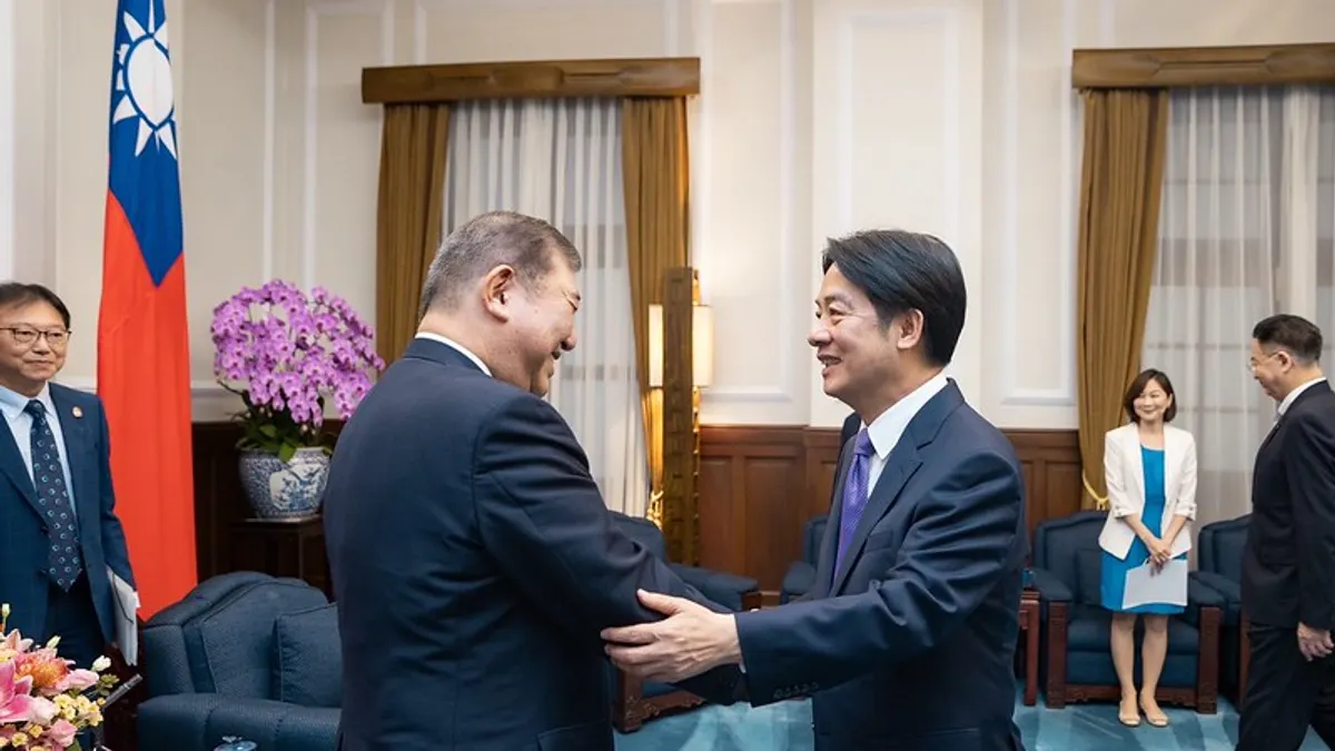 總統賴清德(右)13日上午接見「思考日本安全保障議員之會」訪問團,日本前防衛大臣石破茂(左)石破茂致詞時提及,在日本有個說法「今天的烏克蘭可能是明天的東亞」。(總統府提供)