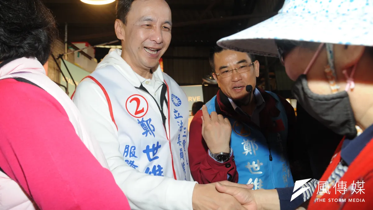 前新北市長朱立倫1日談及國民黨黨內初選機制,表示尊重黨主席吳敦義的說法。圖為朱立倫陪同黨內三重立委補選候選人鄭世維至力行市場掃街。(甘岱民攝)
