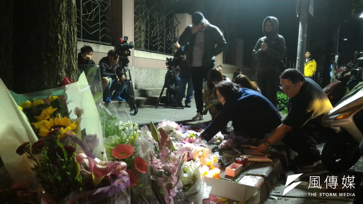 20160328-內湖女童命案,民眾在事發現場點起燭光,放置花束與玩偶,追悼女童。(風傳媒)