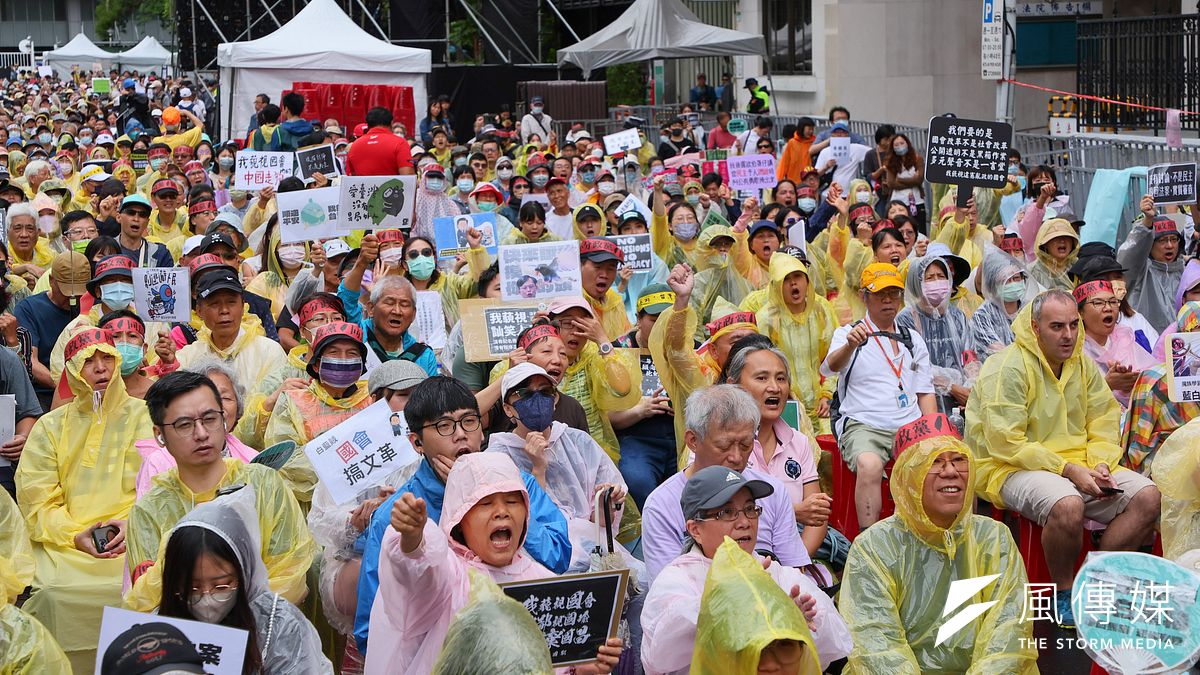 立法院28日續審國會改革法案,場外聚集大批民眾關心最新進度。(資料照,顏麟宇攝) 立法院28日續審國會改革法案,場外聚集大批民眾關心最新進度。(資料照,顏麟宇攝)