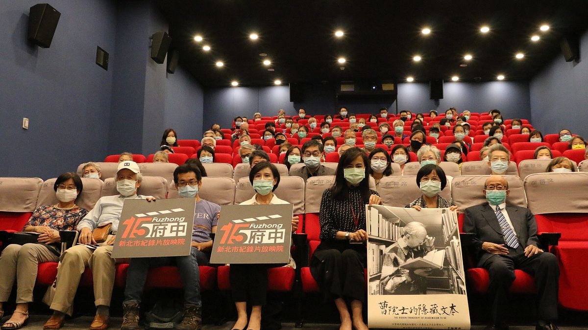 新北文化局副局長于玟(右三)、財團法人曹永和文教基金會董事長曹昌文(右一)、本片導演陳麗貴(右二)、前文化部長鄭麗君(左四)、魏德聖導演(左三)及與會的貴賓大合照(圖/新北文化局提供) 新北文化局副局長于玟(右三)、財團法人曹永和文教基金會董事長曹昌文(右一)、本片導演陳麗貴(右二)、前文化部長鄭麗君(左四)、魏德聖導演(左三)及與會的貴賓大合照(圖/新北文化局提供)