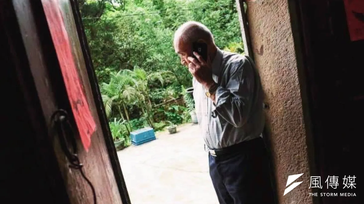 「人總要死一次,抱著必死的決心,還有什麼可怕的呢?」他曾經被說成是匪諜、是「壞人」的兒子,小學畢業就扛起沉重工作也曾怨懟父親──時隔多年他才終於知道,在猛拔指甲、打斷掌骨、血水流不停的慘烈刑求下,父親是真正的「英雄」...(顏麟宇攝)